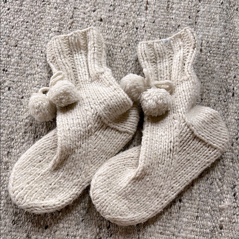 Aerie Cream Cozy Knit Slippers size Large